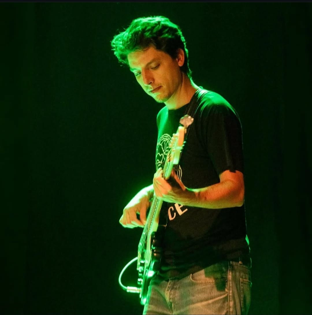 Gastón Fontenla tocando el bajo